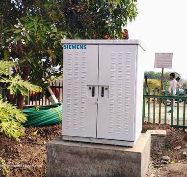 Outdoor signalling equipment cabinet installed on a concrete base